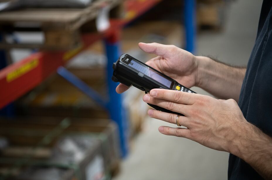 HASLER TRANSPORT AG - Logistik Scanner in Hand