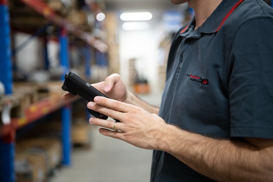 HASLER TRANSPORT AG - Logistik Scanner in Hand