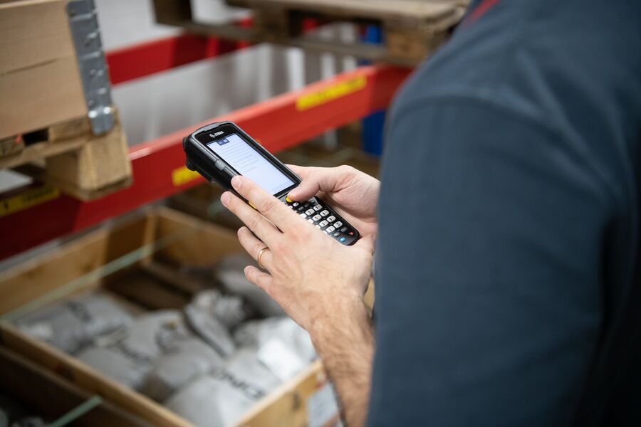 HASLER TRANSPORT AG - Logistik Scanner in Hand