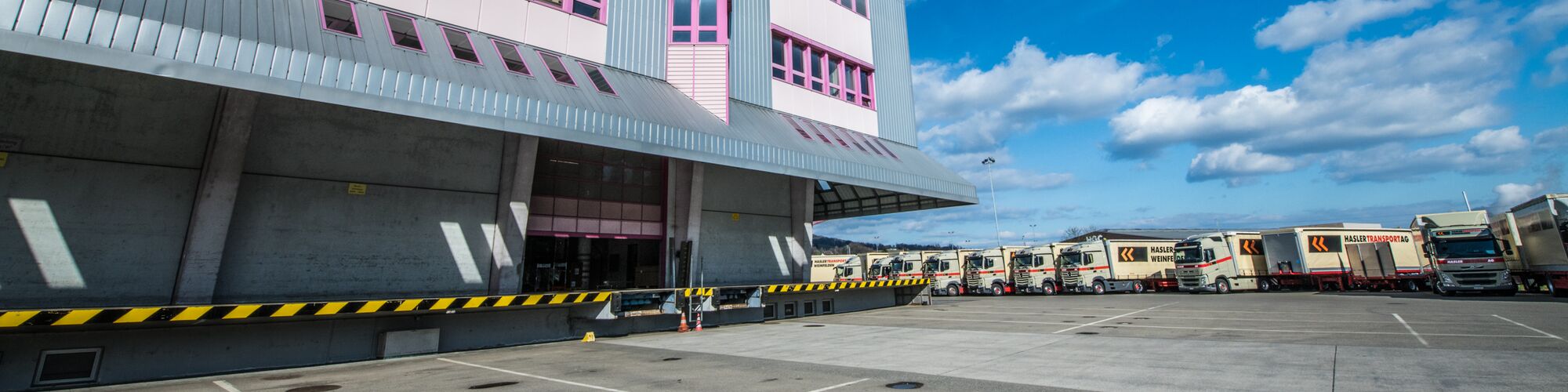 HASLER TRANSPORT AG - Lagerhalle Aussenansicht und Parkplatz